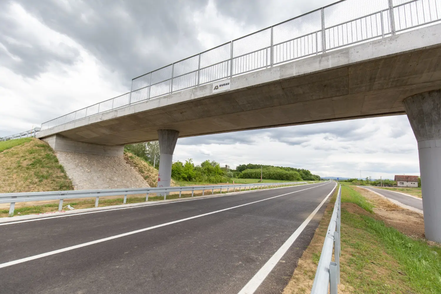 Infraestructura vial segura con señalización y defensas